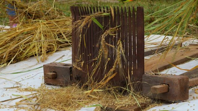 This is a threshing machine that removes the heads of rice after the harvest in the fall.가을에 추수를 끝내고 벼의 이삭을 털어내는 탈곡기 입니다.