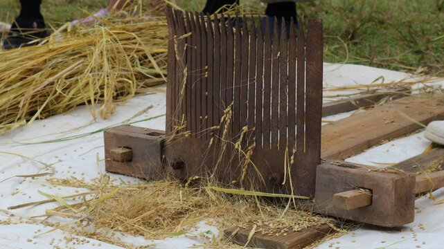 This is a threshing machine that removes the heads of rice after the harvest in the fall.가을에 추수를 끝내고 벼의 이삭을 털어내는 탈곡기 입니다.