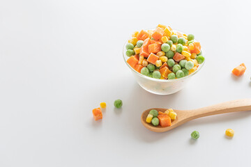 ミックスベジタブル　冷凍食品　冷凍野菜　白背景