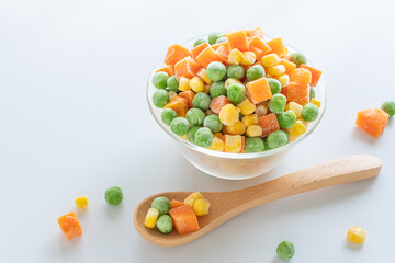 ミックスベジタブル　冷凍食品　冷凍野菜　白背景