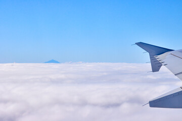 Flug über die Kanaren – Ausblick aus dem Flugzeug. Beeindruckende Luftaufnahmen während Flug...