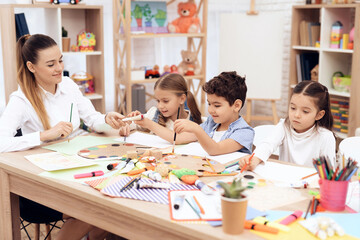 Fototapeta premium Children have a drawing lesson at school.