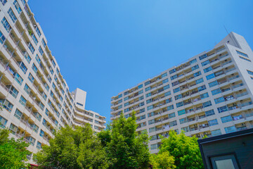 住宅街のビルと緑