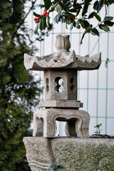 작은 석등 하나