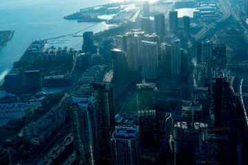 高層ビルと湖の風景 © kanzilyou