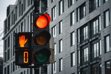 信号とモントリオールのビル街