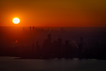 赤く染まるトロントのシルエット