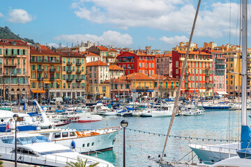 Gedränge am und im Hafen von Nizza