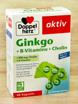 Doppelherz Ginkgo Kapseln in der Verpackung freigestellt Hintergrund Holz