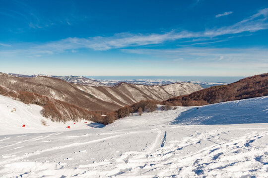 I monti della Riva e la valle del Panaro sullo sfondo dopo una nevicata