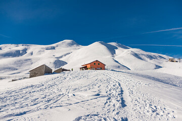 Paesaggio innevato con rifugio