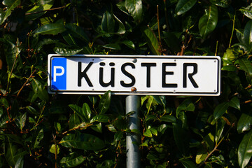 Autokennzeichen Parkplatz reserviert für Küster