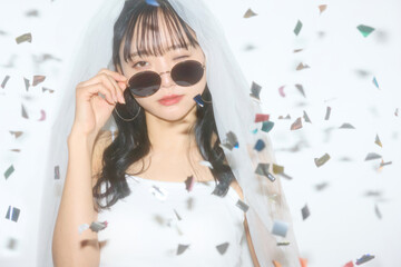 ストリートウエディングの装いをした若い女性のポートレート