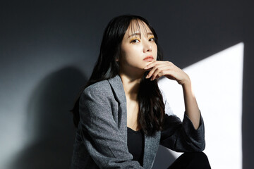 ジャケットを着た若い女性の陰影のある雰囲気のあるポートレート