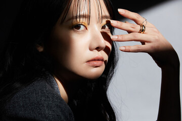 ジャケットを着た若い女性の陰影のある雰囲気のあるポートレート