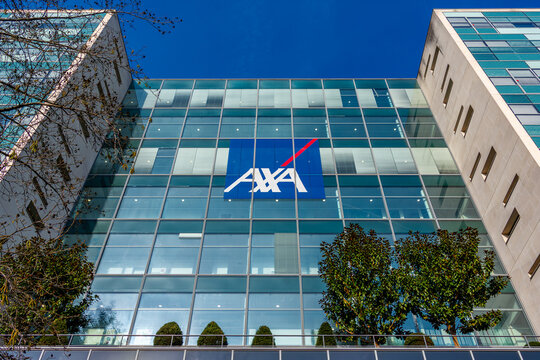 Nanterre, France - 17 f&eacute;vrier 2025: Vue ext&eacute;rieure de la fa&ccedil;ade du si&egrave;ge social d'Axa, dans le quartier d'affaires de Paris La D&eacute;fense. Axa est un groupe international fran&ccedil;ais d'assurance