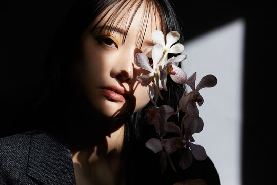 ジャケットを着た若い女性の陰影のある雰囲気のあるポートレート