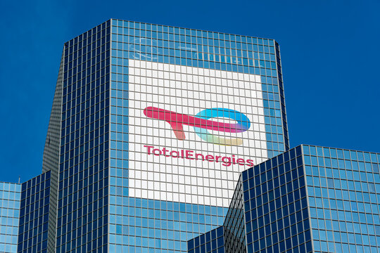 Courbevoie, France - 17 f&eacute;vrier 2025: Enseigne et logo en haut de la tour abritant le si&egrave;ge de la compagnie p&eacute;troli&egrave;re fran&ccedil;aise TotalEnergies, anciennement Total, dans le quartier de Paris La D&eacute;fense