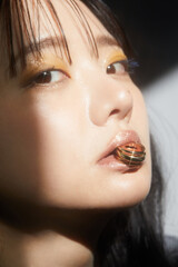 ジャケットを着た若い女性の陰影のある雰囲気のあるポートレート