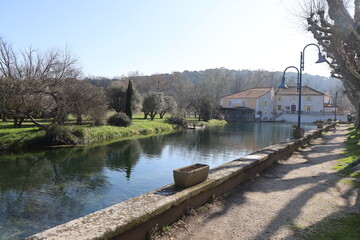 Canal "la fontaine" dans le village, village de Goudargues, d&eacute;partement du Gard, France