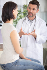 Obraz premium male doctor in conversation with female patient