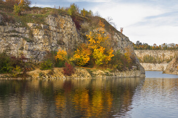 Obraz premium Autumn Landscape. A lake with steep banks and yellow trees on a sunny autumn day.