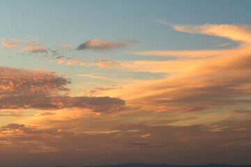 Obraz premium Vibrant sunset sky with scattered clouds