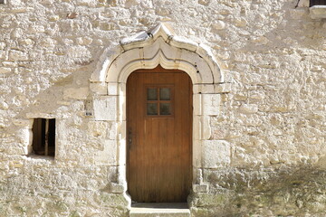 Bâtiment typique, vue de l'extérieur, village de Goudargues, département du Gard, France
