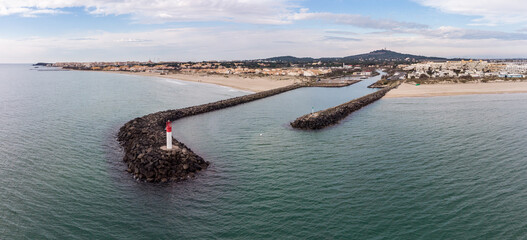 Obraz premium Panorama aérien de l'entrée du Port Ambonne au Cap d'Agde dans l'Hérault. 