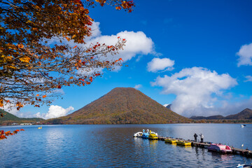 榛名湖から見る秋の榛名山