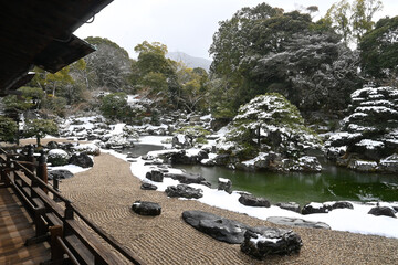 京都市の世界遺産醍醐寺 積雪の三宝院庭園
