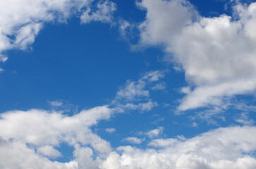 Obraz premium White clouds in blue sky