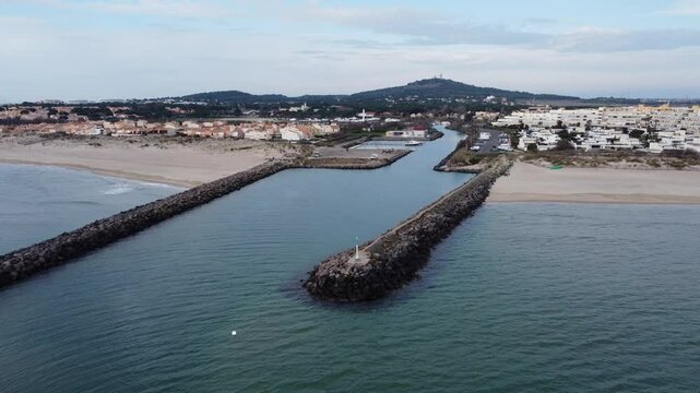 Entr&eacute;e du port  Ambonne au Cap d'Agde dans l'H&eacute;rault. 