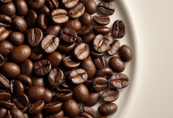 Obraz premium Close-up of roasted coffee beans on a plate