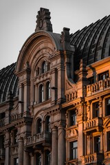 Fototapeta premium Scenic view of Frankfurt's historic architecture glowing at sunset