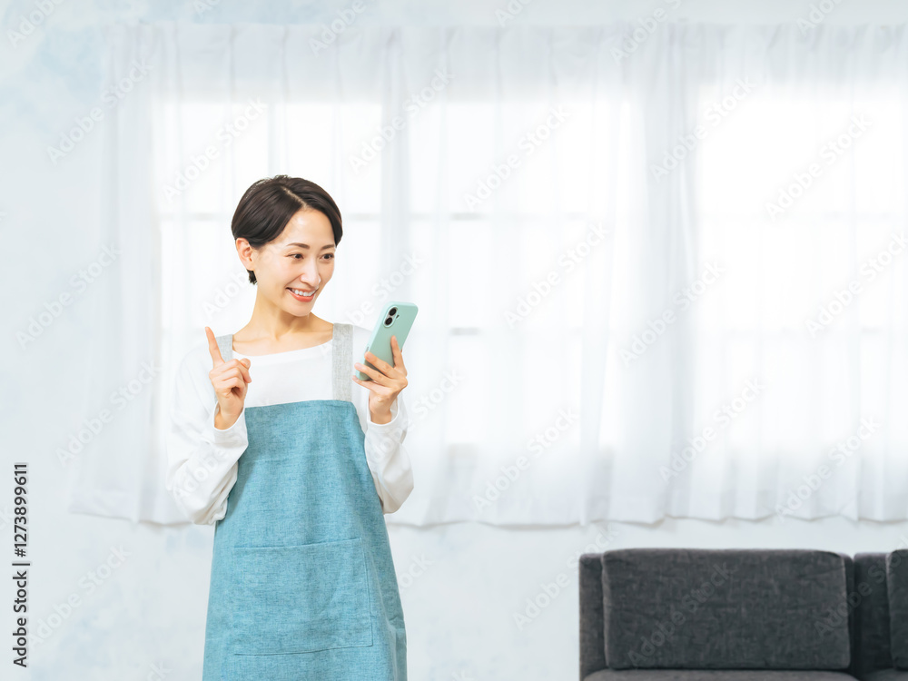 Poster スマホ、スマートフォン、アプリ、SNS、キャンペーン、笑顔、女性、日本人、主婦、保育士、ママ、お母さん、暮らし、室内、住宅、検索、予約、求人、ハウスクリーニング、ハウスキーパー、ハウスキーピング、依頼、アルバイト、スキマバイト、スポットワーク、仕事、ミドルエイジ、パート、インテリア、タッチ、クーポン、ポイント、エプロン、フリマ、メール、口コミ、クチコミ、コピースペース、広告、ラッキー、チャンス、イ