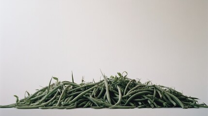 Obraz premium Pile of Green Beans on a Light Gray Surface for Healthy Eating and Vegetarian Lifestyle