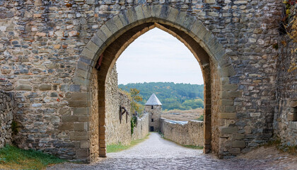 Obraz premium Towering stone arch. Entrance to historic castle from medieval times. Ancient stronghold.