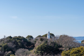青空に映える白い灯台のある風景