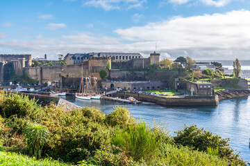 Obraz premium A view from the Garden of Explorers towards the harbour entrance at Brest, France on a sunny day in autumn