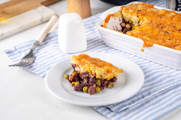 Vegan Sheppard Pie Recipe. Traditional English pie with mashed potatoes, with base of legumes, beans and corn instead of meat. Vegan source of protein, balanced lunch or dinner idea