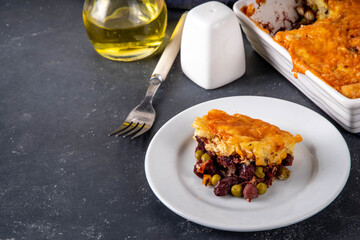 Vegan Sheppard Pie Recipe. Traditional English pie with mashed potatoes, with base of legumes, beans and corn instead of meat. Vegan source of protein, balanced lunch or dinner idea