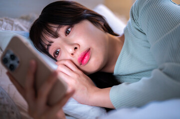 寝る前にスマホを操作して不眠症になる日本人女性