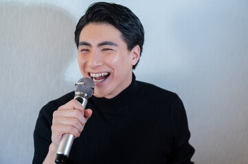 カラオケをする日本人男性