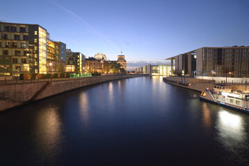 Fototapeta premium Berlin Skyline at Night with Reichstag and Federal Chancellery