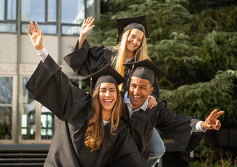 Obraz premium Group of cheerful multi ethnic students celebrating their graduation day