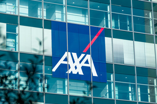Nanterre, France - 17 f&eacute;vrier 2025: Enseigne et logo sur la fa&ccedil;ade du si&egrave;ge social d'Axa, dans le quartier d'affaires de Paris La D&eacute;fense. Axa est un groupe international fran&ccedil;ais d'assurance