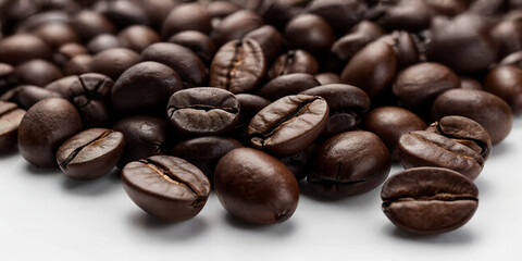 Geröstete Kaffeebohnen auf weißem Hintergrund – Perfekte Mischung für intensiven Kaffeegenuss
