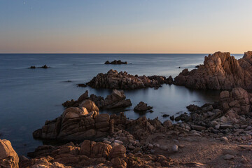 scogliera illuminata dalle ultime luci del sole. Isola della Maddalena, Sardegna