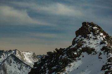 Obraz premium Majestic snow-capped peaks rocky mountains landscape photography winter scene elevated viewpoint nature's grandeur